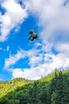 天空中飞翔的玩偶羊