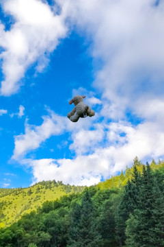 天空中飞翔的玩偶羊