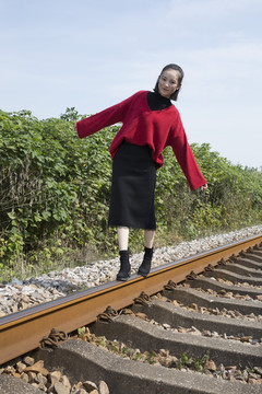 文艺铁路美女摄影图片