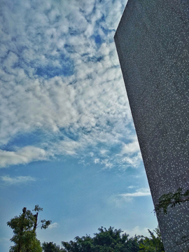 建筑一角蓝天