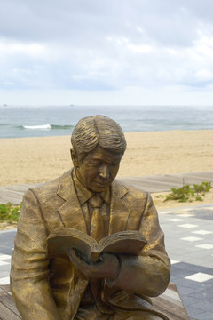 读书的男人和小狗雕塑
