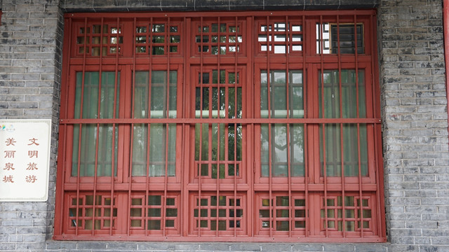 建筑红色木窗