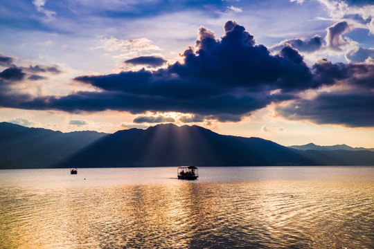 黄昏抚仙湖风光