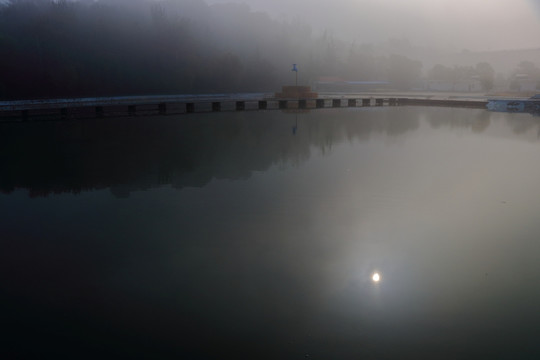 雾色池塘