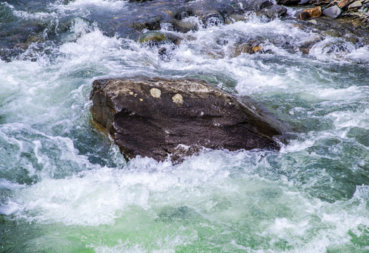 河流岩石