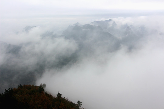 雾绕尧山别样美