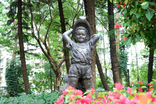 戴帽子的小男孩雕像