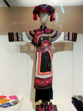 彝族女装服饰