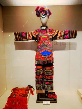 彝族女装服饰