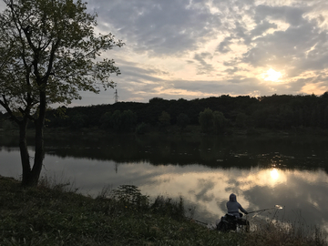 夕阳下的钓鱼人