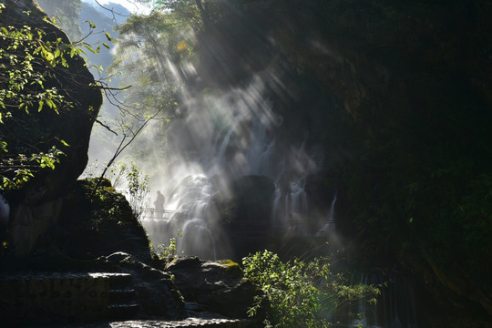 大凉山普格温泉瀑布万丈光芒