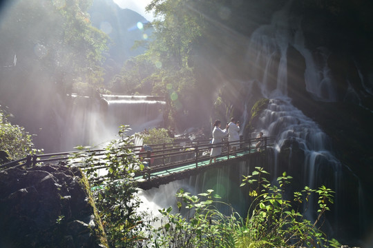 大凉山普格温泉瀑布万丈光芒