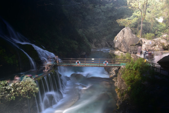 大凉山普格温泉瀑布万丈光芒