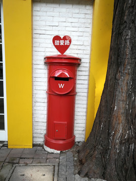 红色邮筒