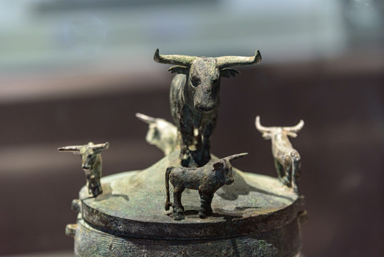 西汉青铜鼎牛型盖