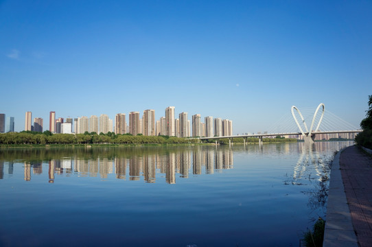 城市河边建筑中住宅楼