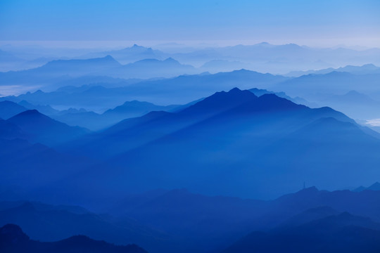 群山晨曦