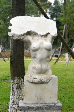女性人体雕塑