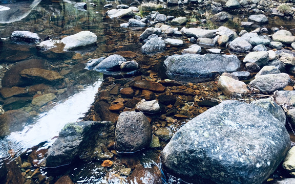 溪流石头