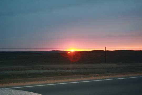 沙漠公路夕阳