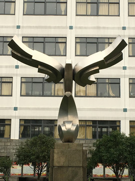 校园雕塑翱翔的雏鹰