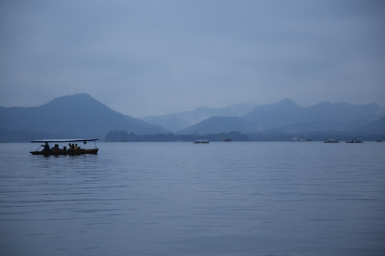 烟雨西湖