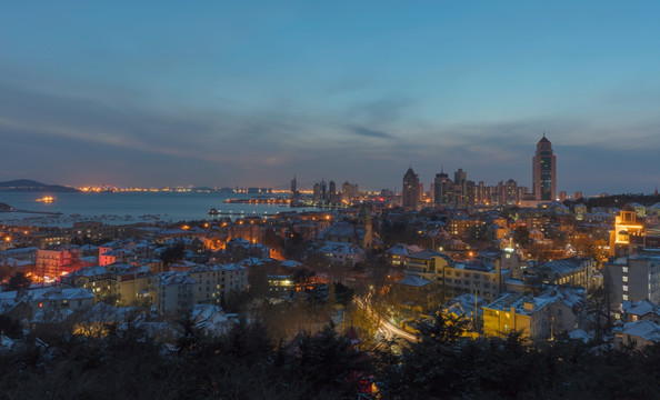 冬季信号山雪后夜景