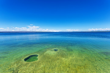 美国黄石公园清澈的黄石湖湖水