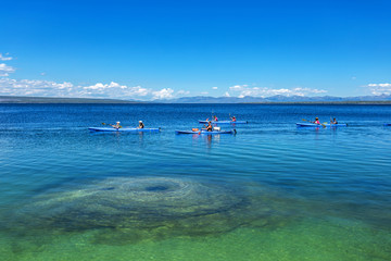 美国黄石湖上的皮划艇队
