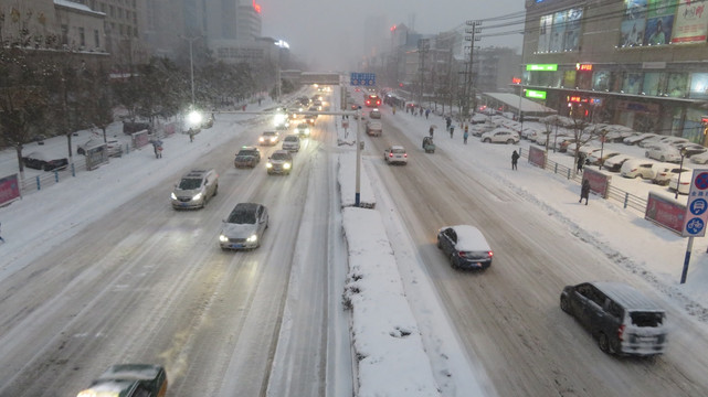 雪中城市道路车辆