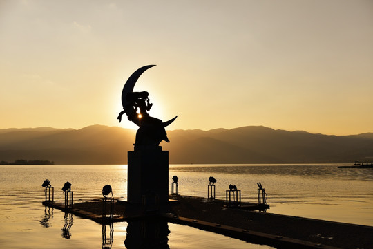 西昌邛海月亮女神日出