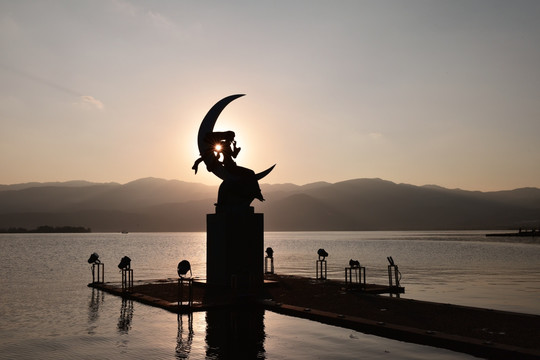 西昌邛海月亮女神日出