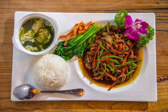 黑椒牛肉套饭