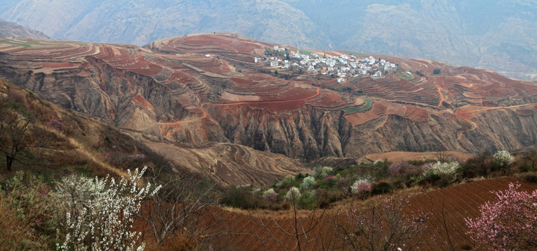 东川落霞沟红土地