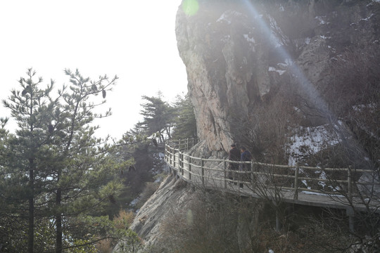 景区人工修建断崖山道