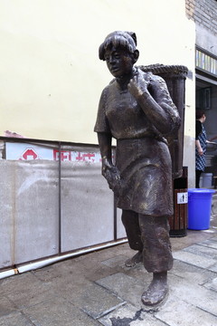 白族劳动妇女雕塑