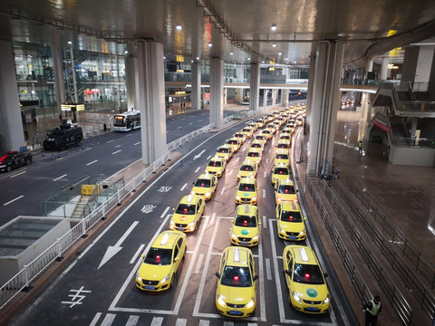 拍长队等候乘客的出租车