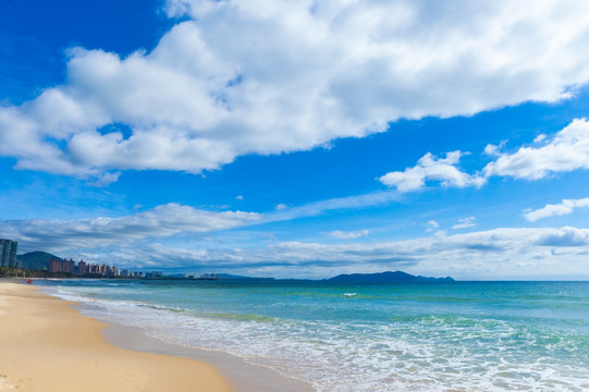 三亚海滩蓝天白云海水浪花海岛