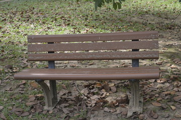 公园空无人坐的凳子
