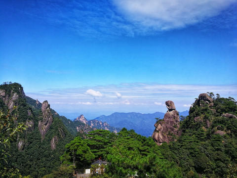 奇石蓝天白云松树背景