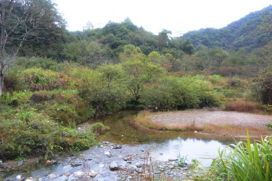 山间溪水