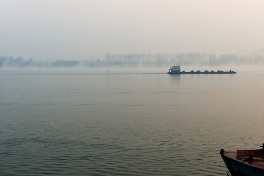 雾锁长江