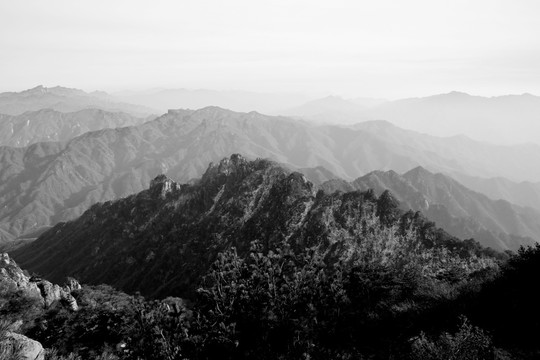 黑白山峰