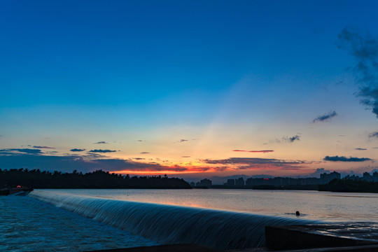 夕阳西下的万泉河