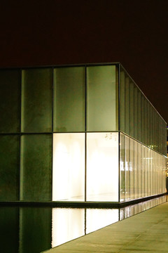 前海展示中心走廊夜景倒影