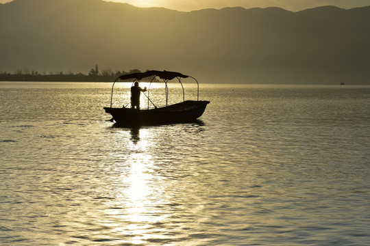 西昌邛海游船日出