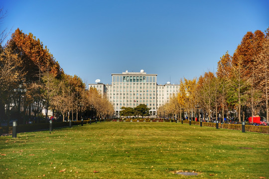 清华大学主楼及草坪