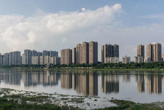 乐山城市风光岷江河面倒影