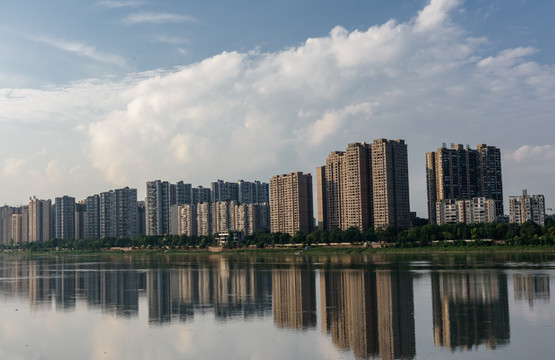乐山城市风光岷江河面倒影