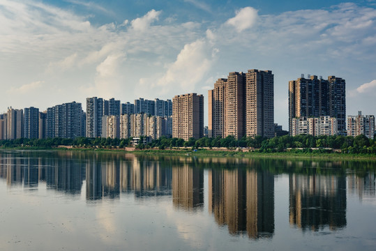 乐山城市风光岷江河面倒影